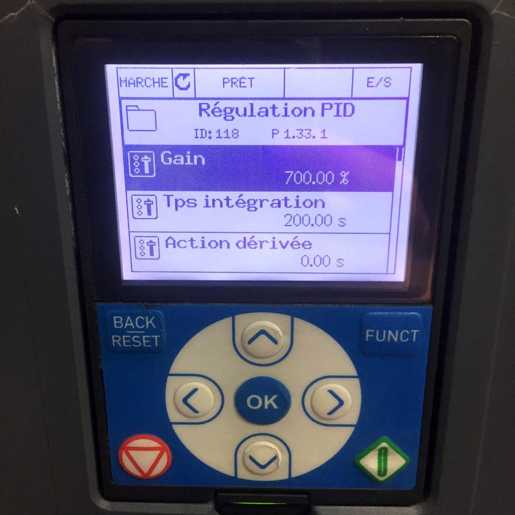 écran d'un variateur de fréquence en cours de réglage lors d'une mise en service biogaz