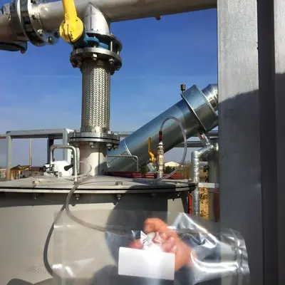 Prélèvement de gaz sur une unité de méthanisation en service