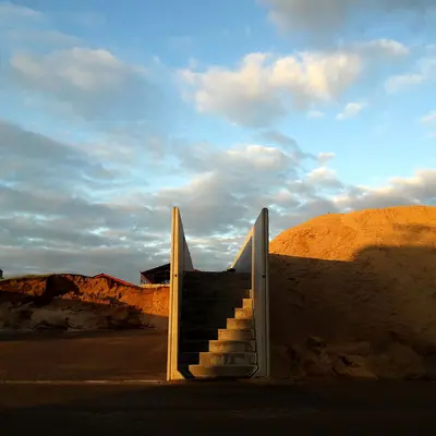 Escalier d'accès au silo de stockage des déchets d'une unité de méthanisation